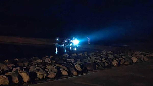 股赢家 老人赶海挖蟹被困滩涂400米生死线 ，崇明消防上演一小时惊心救援